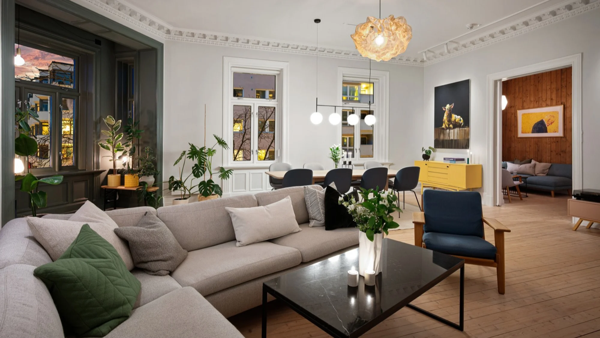6-roms selveier på 258 m² med balkong.