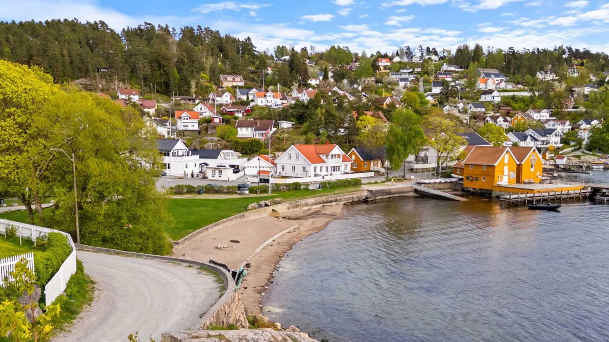 Herskapelig villa ved vannkanten.