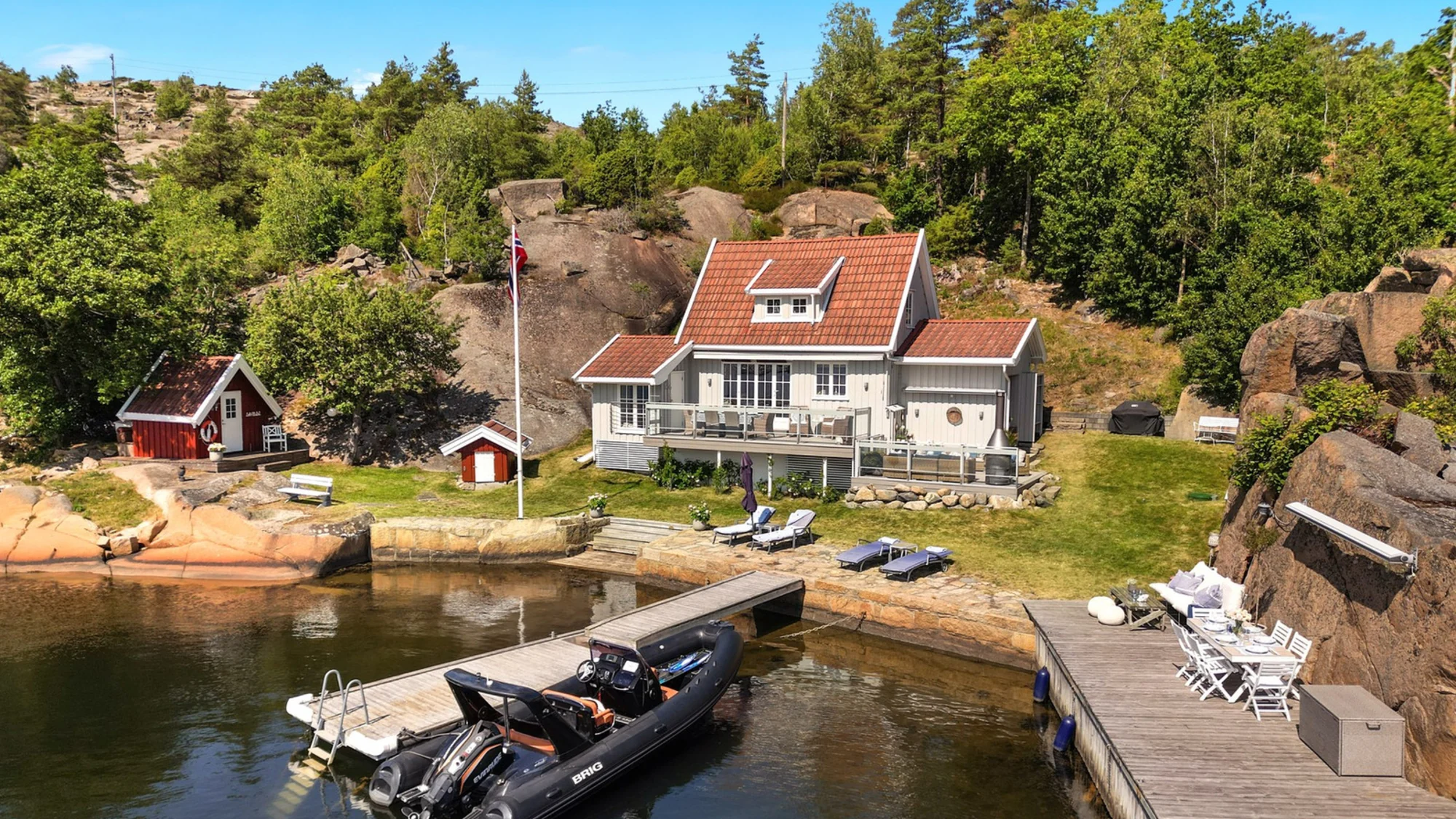 Skjelsbusundet - Unik strandeiendom med brygge