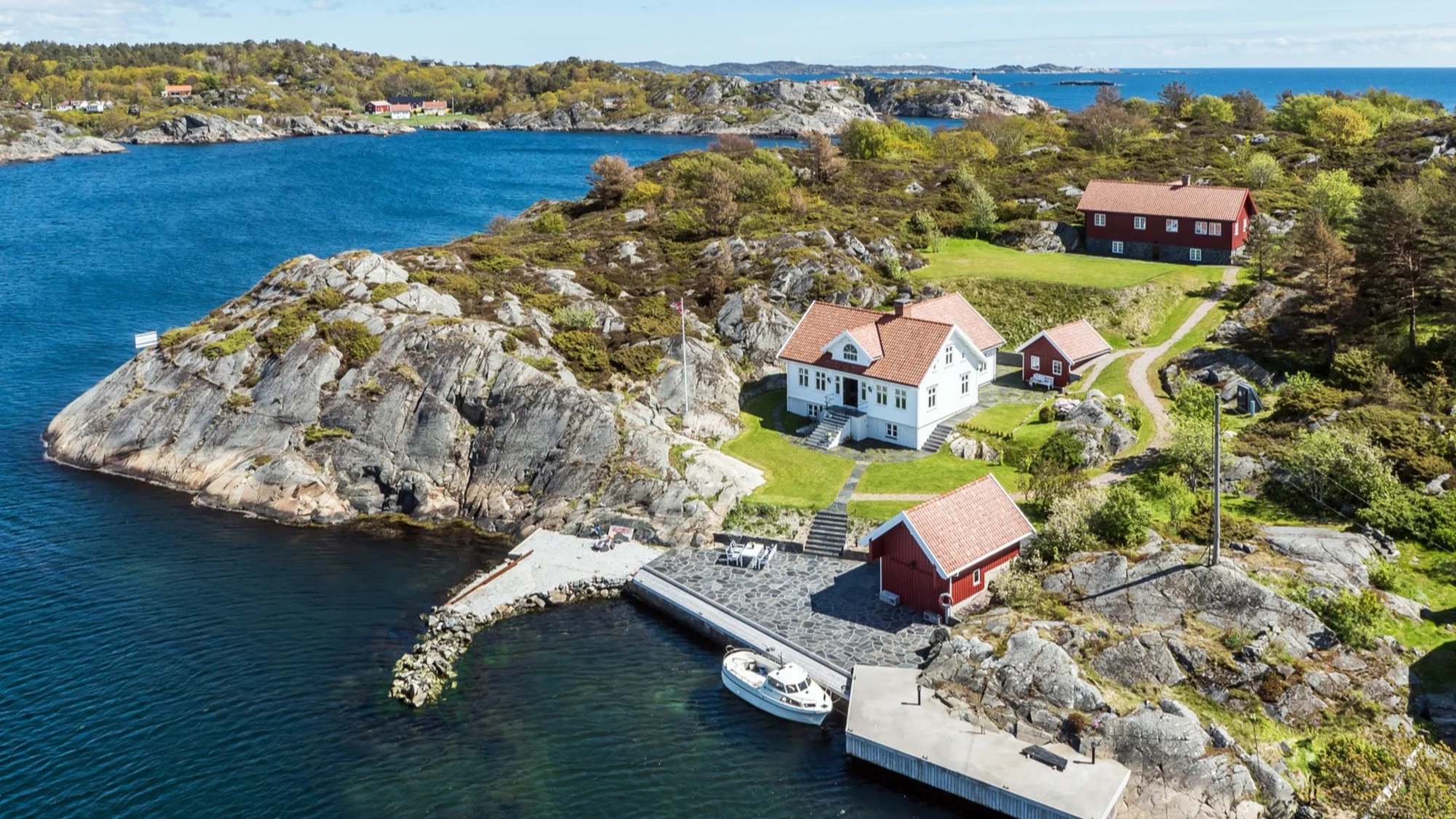 Prakteiendom m/strandlinje og bryggeanlegg 