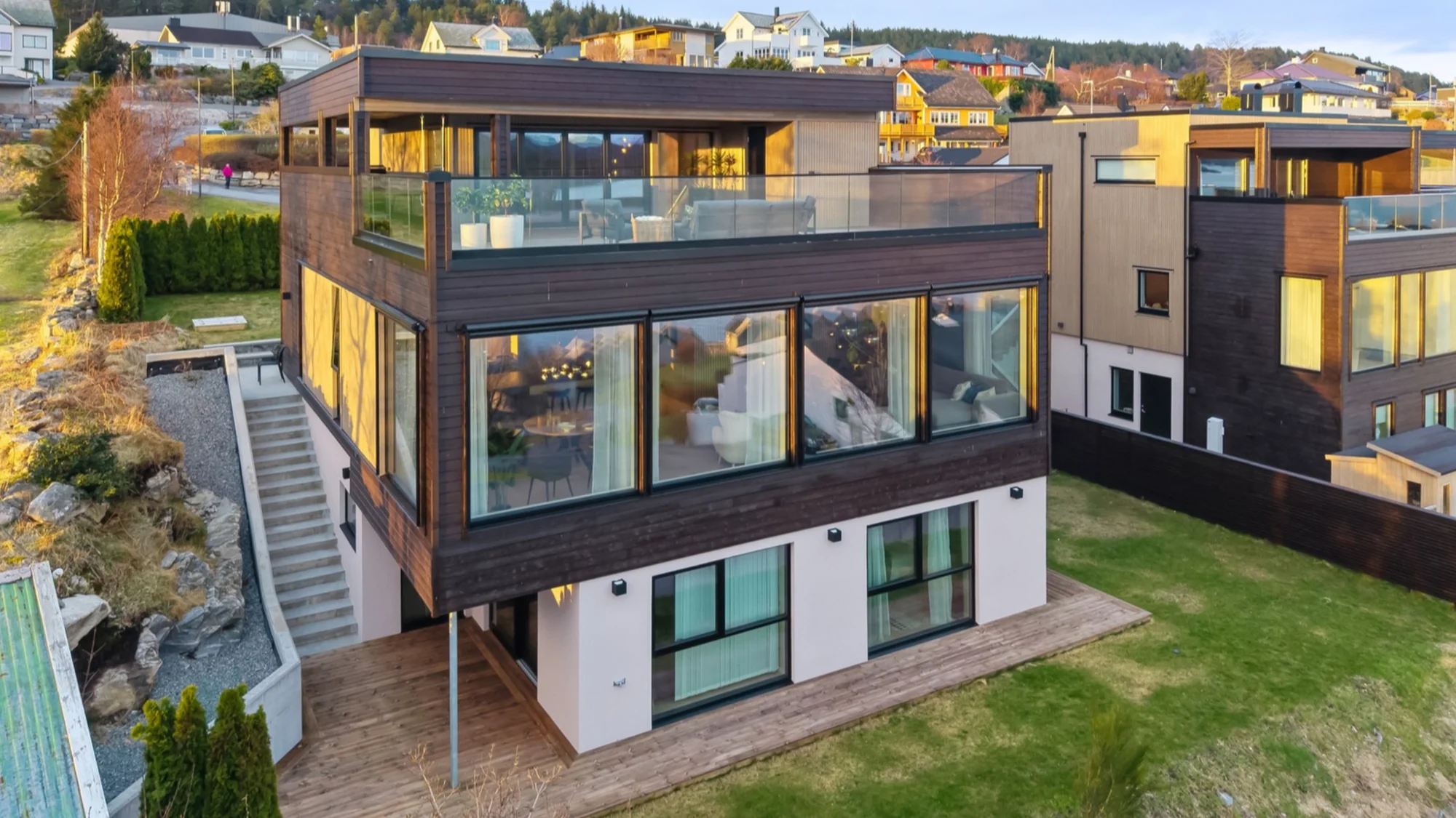 Moderne familiebolig m/nydelig sjøutsikt