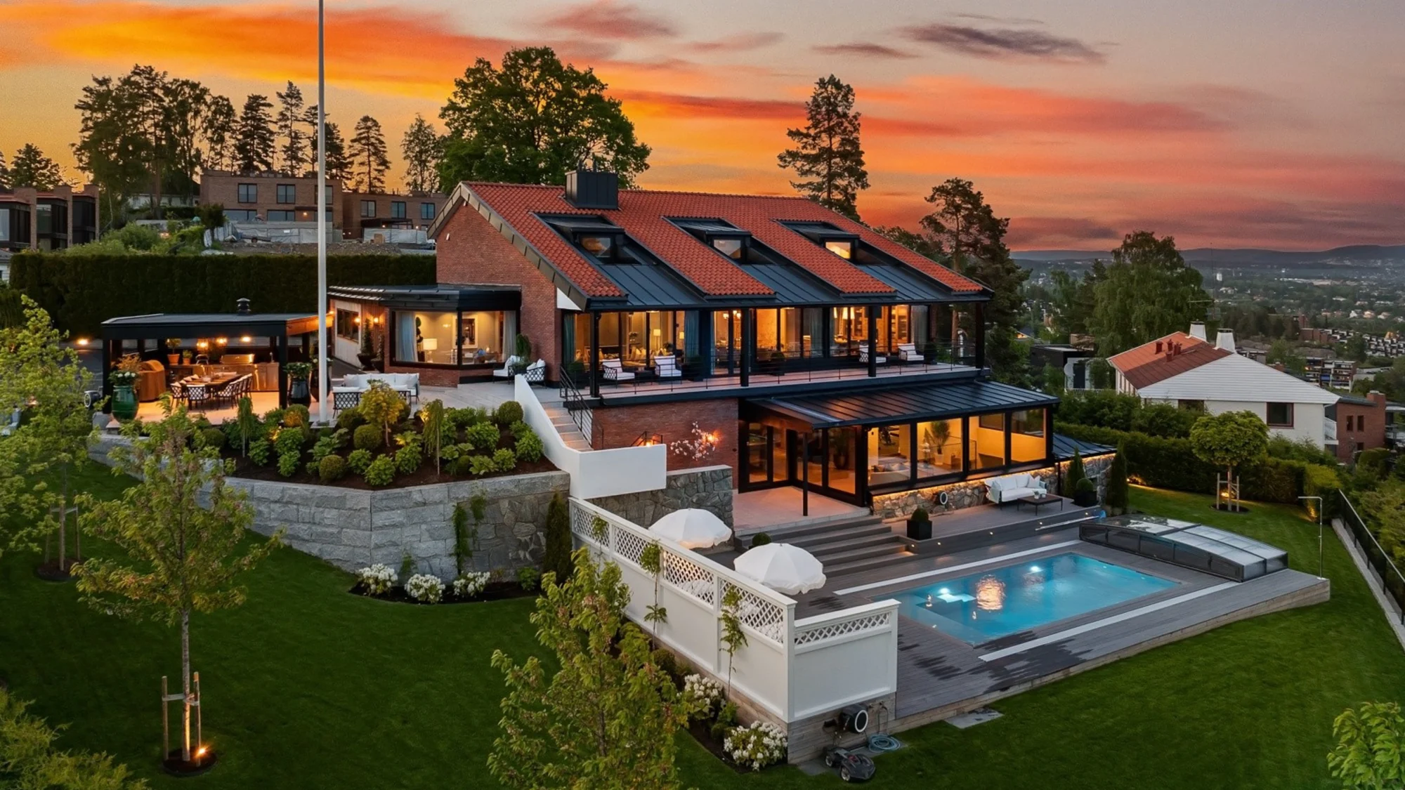 Stor og påkostet villa-eiendom med panorama over byen og fjorden
