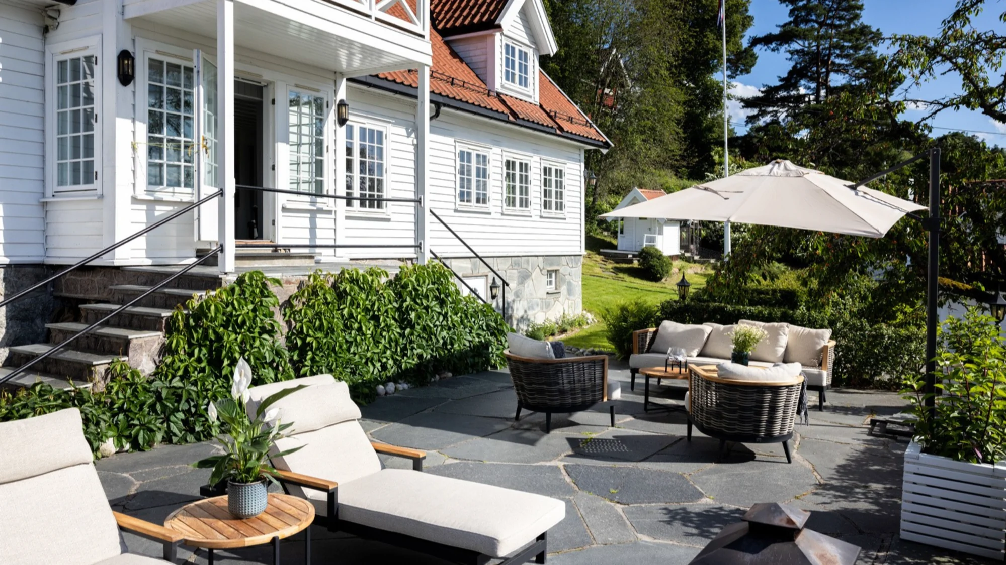 Ærverdig og klassisk villaeiendom med strandparsell