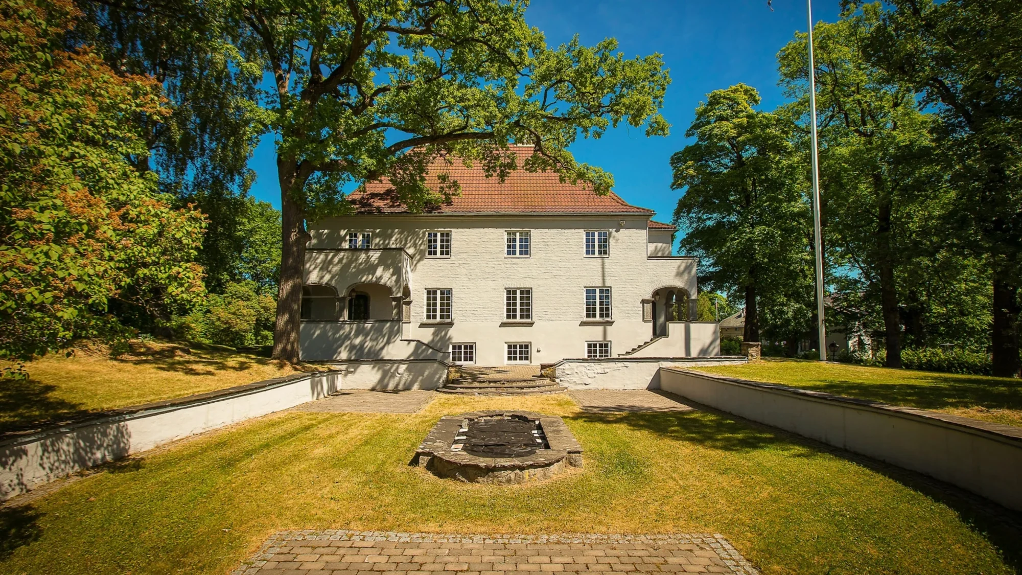 Eksklusiv ambassadeeiendom med unikt boligpotensiale.