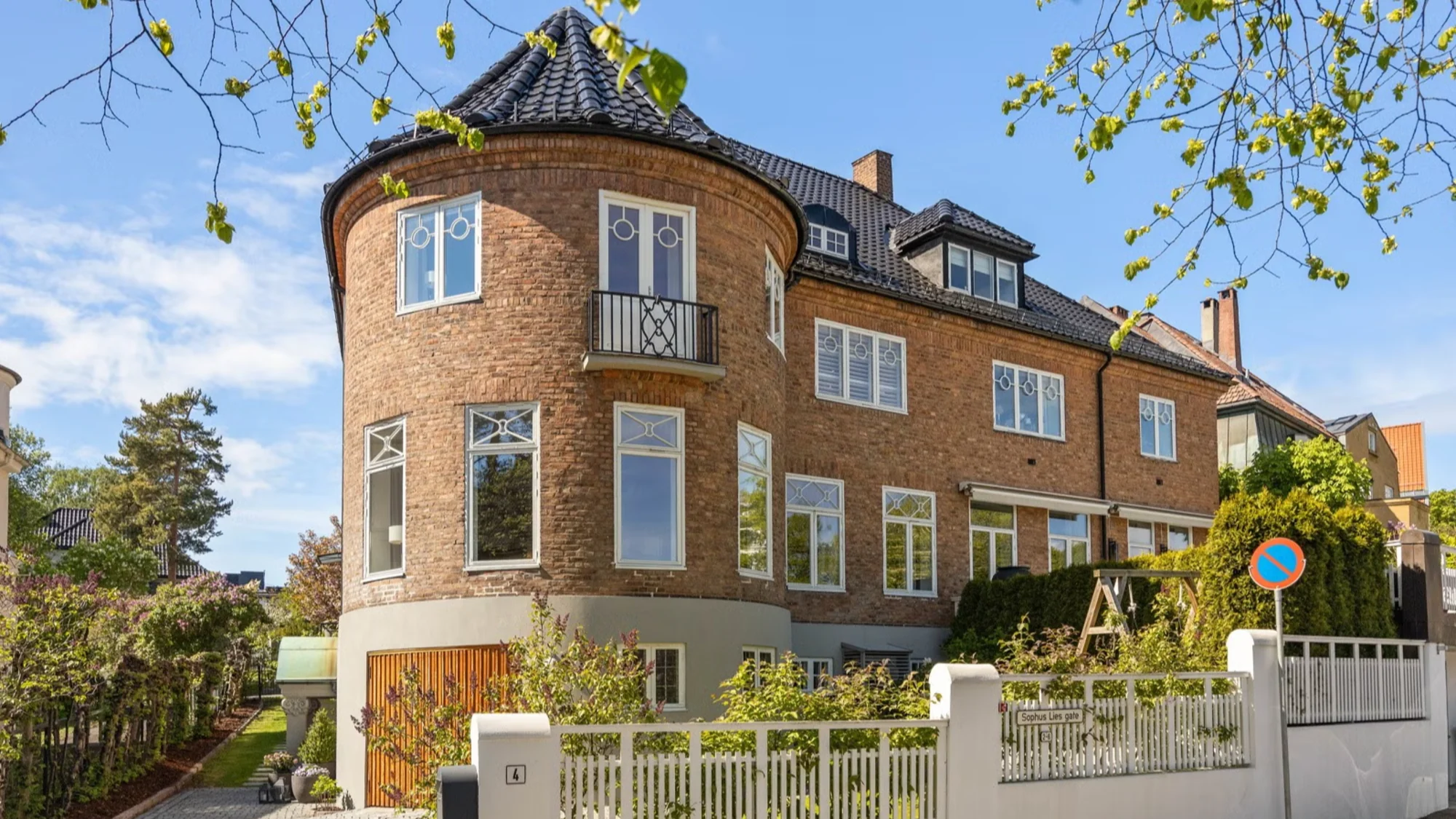 Flott townhouse med vestvendt solrik terrasse og hage.