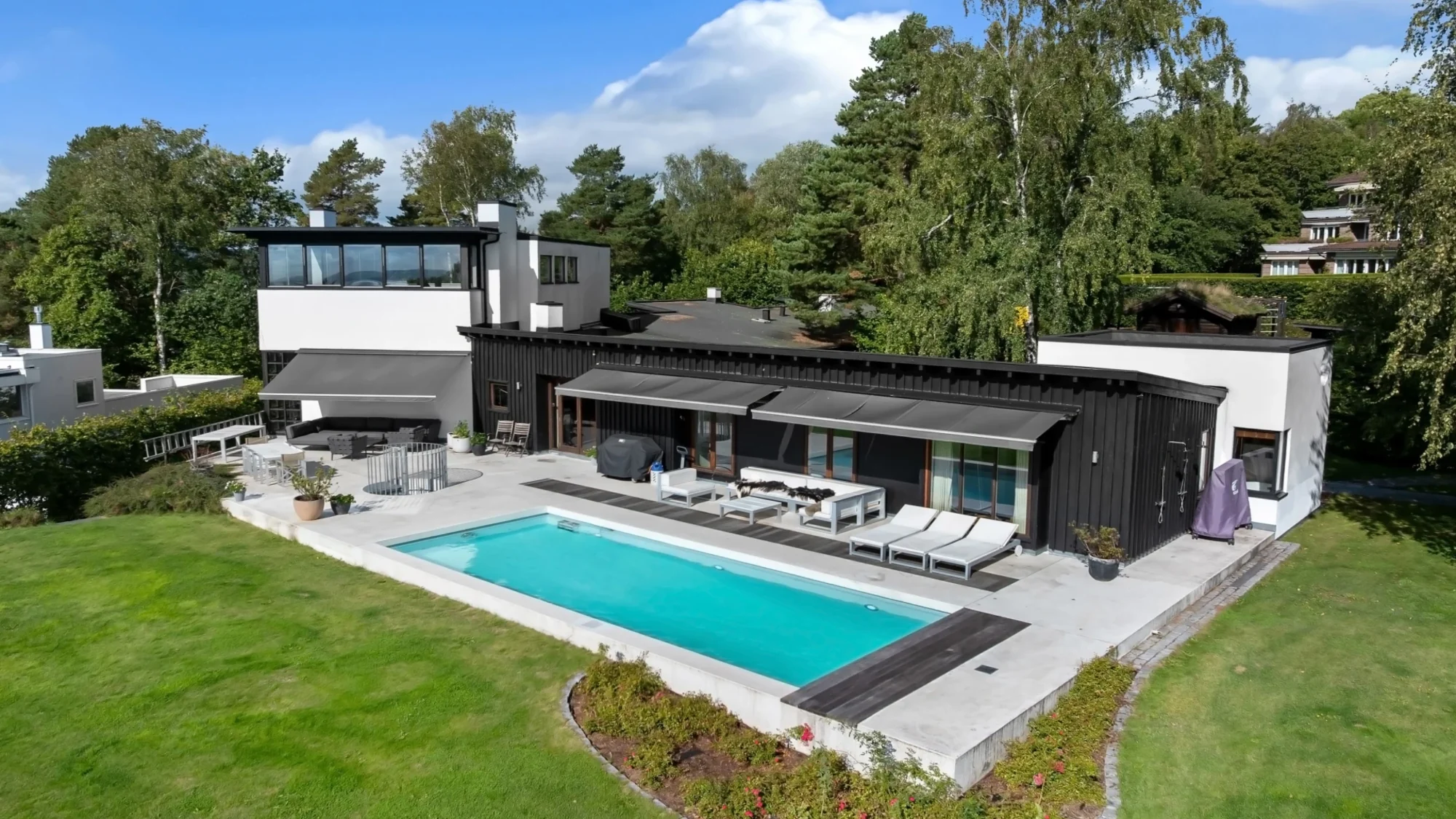 Særegen funkisvilla 958 m² med fantastisk fjordutsikt og svømmebasseng