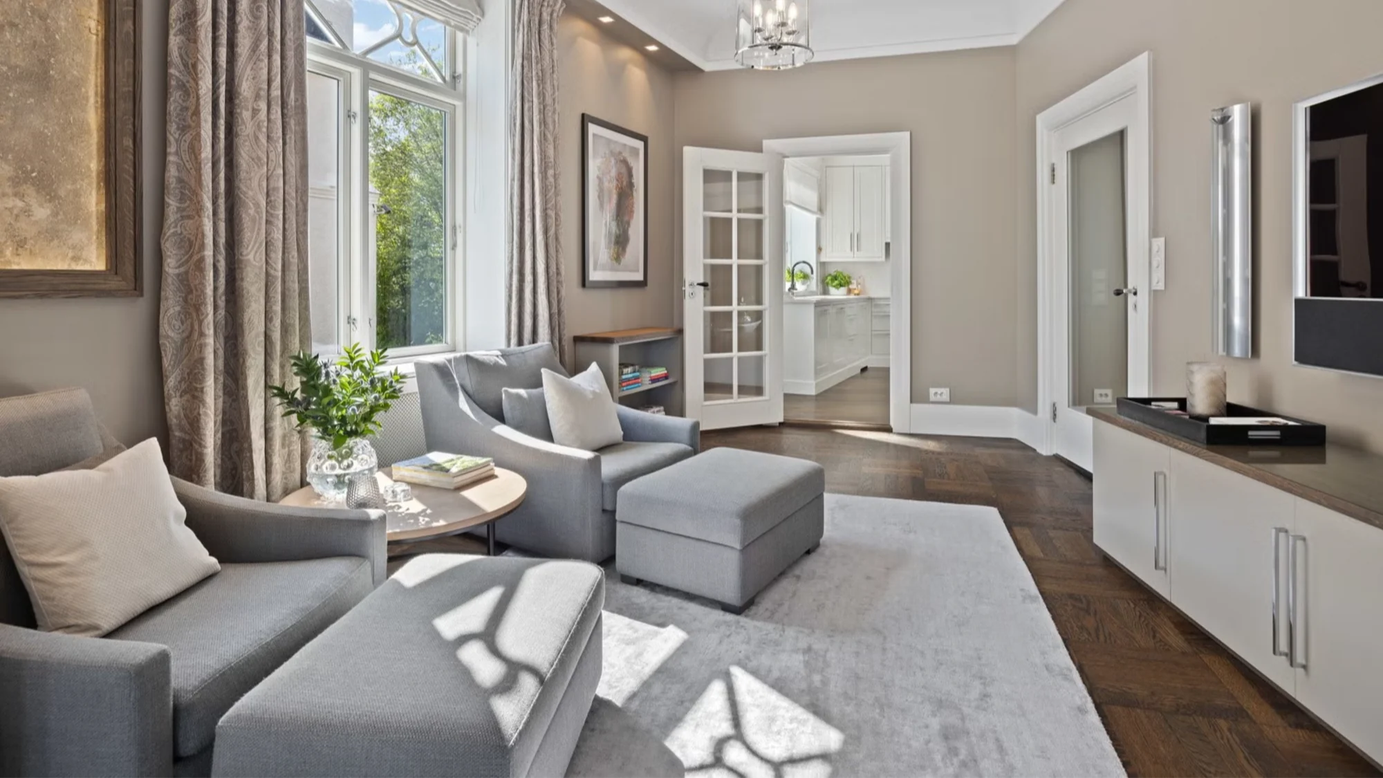 Flott townhouse med vestvendt solrik terrasse og hage.