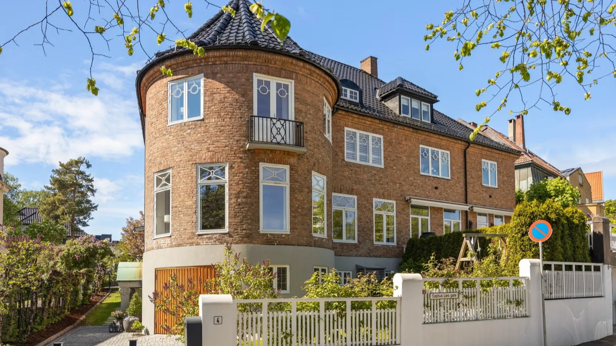 Flott townhouse med vestvendt solrik terrasse og hage.