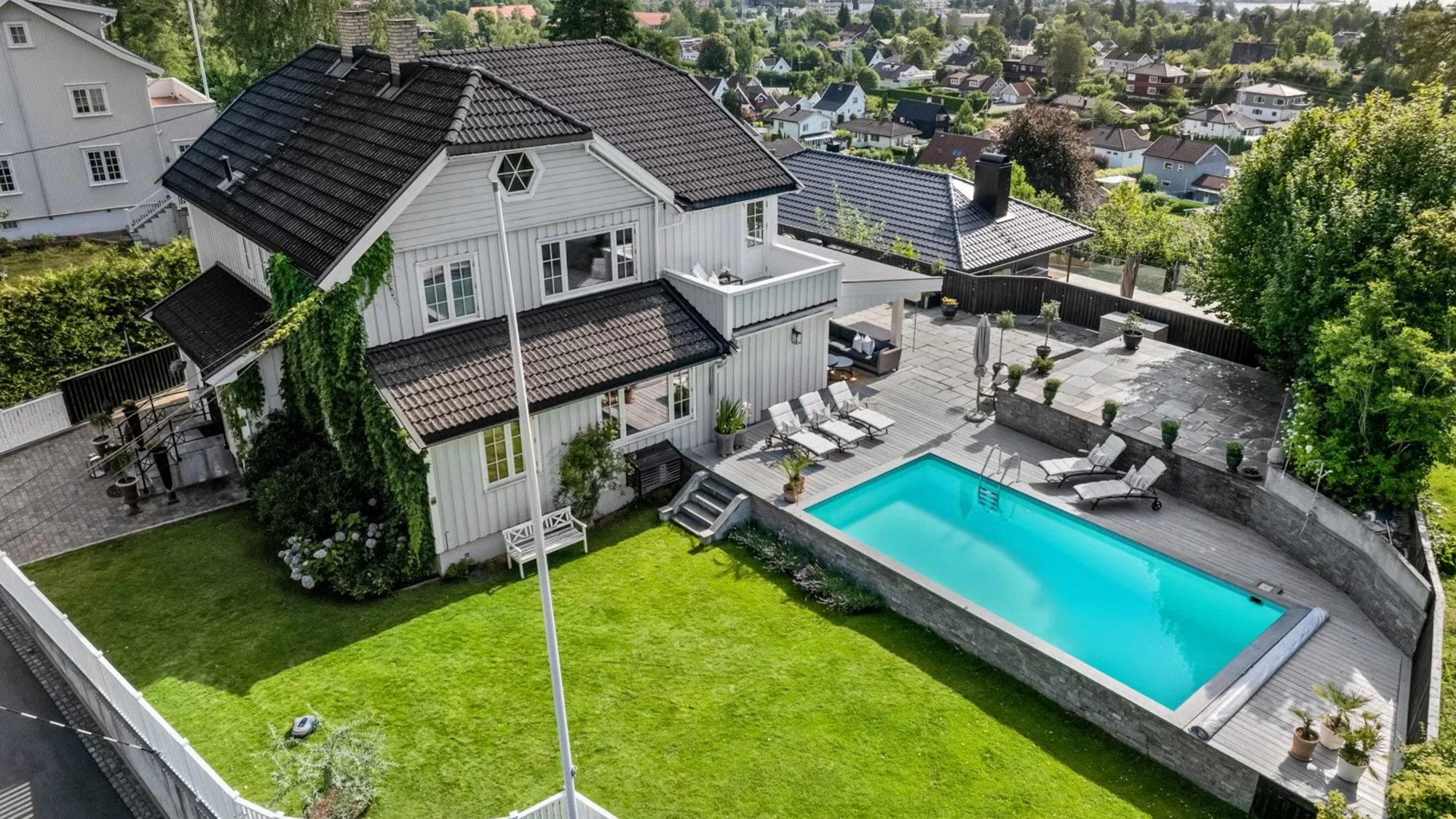 Klassisk og flott villa på solrik høyde med et fantastisk uteareal
