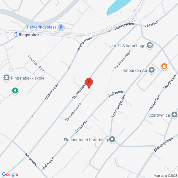 En skjult, grønn oase med bolig over tre romslige plan