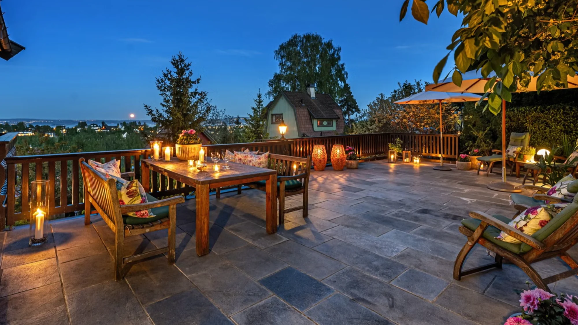 En skjult, grønn oase med bolig over tre romslige plan