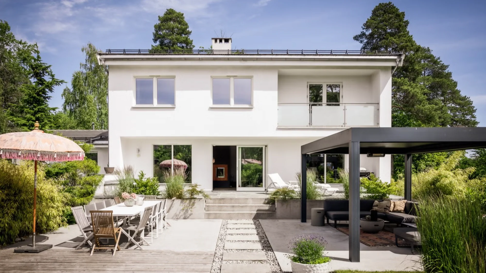 Praktfull villaeiendom med 3,5 mål parkmessig hage