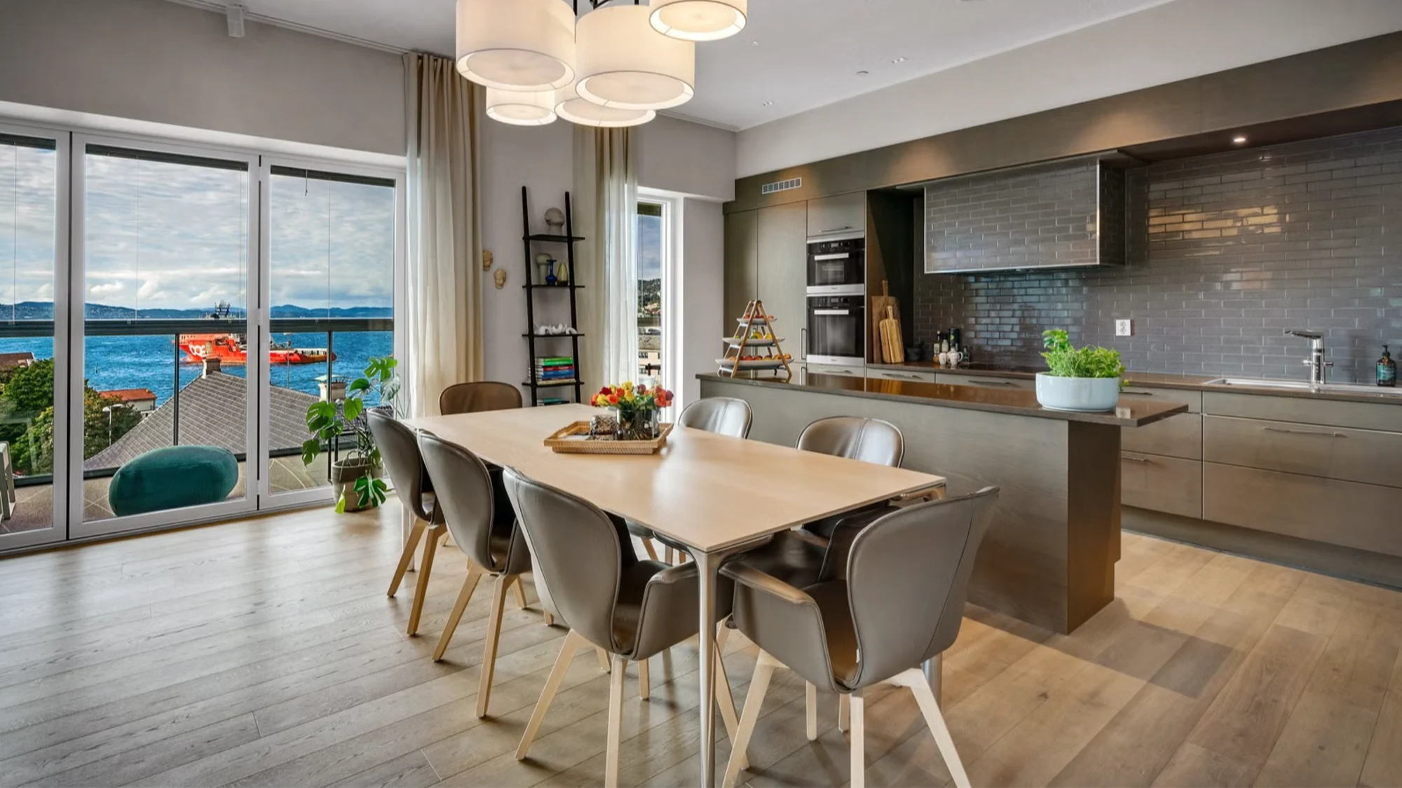 Eksklusiv 4-roms hjørneleilighet med stor innglasset balkong