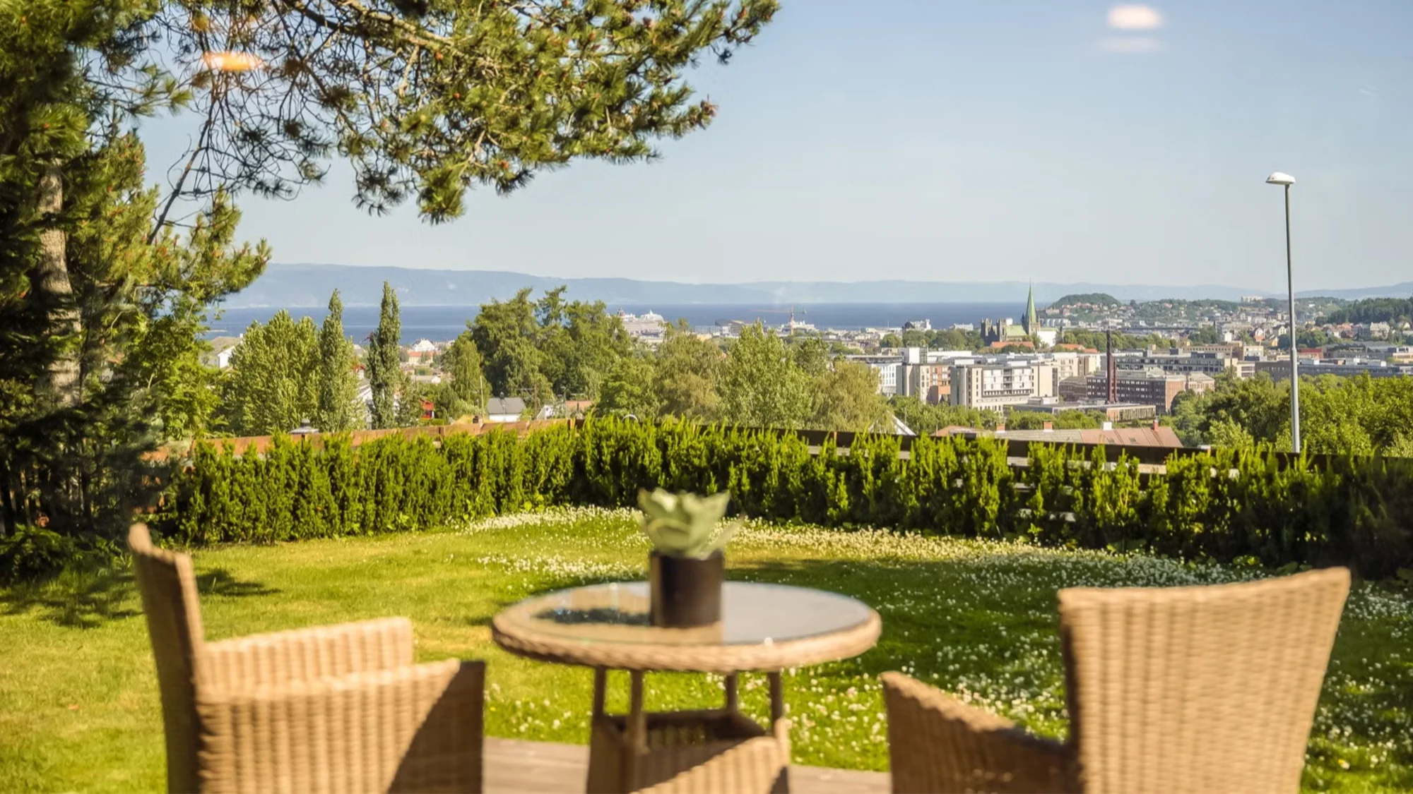 Arkitektonisk perle med panoramautsikt.