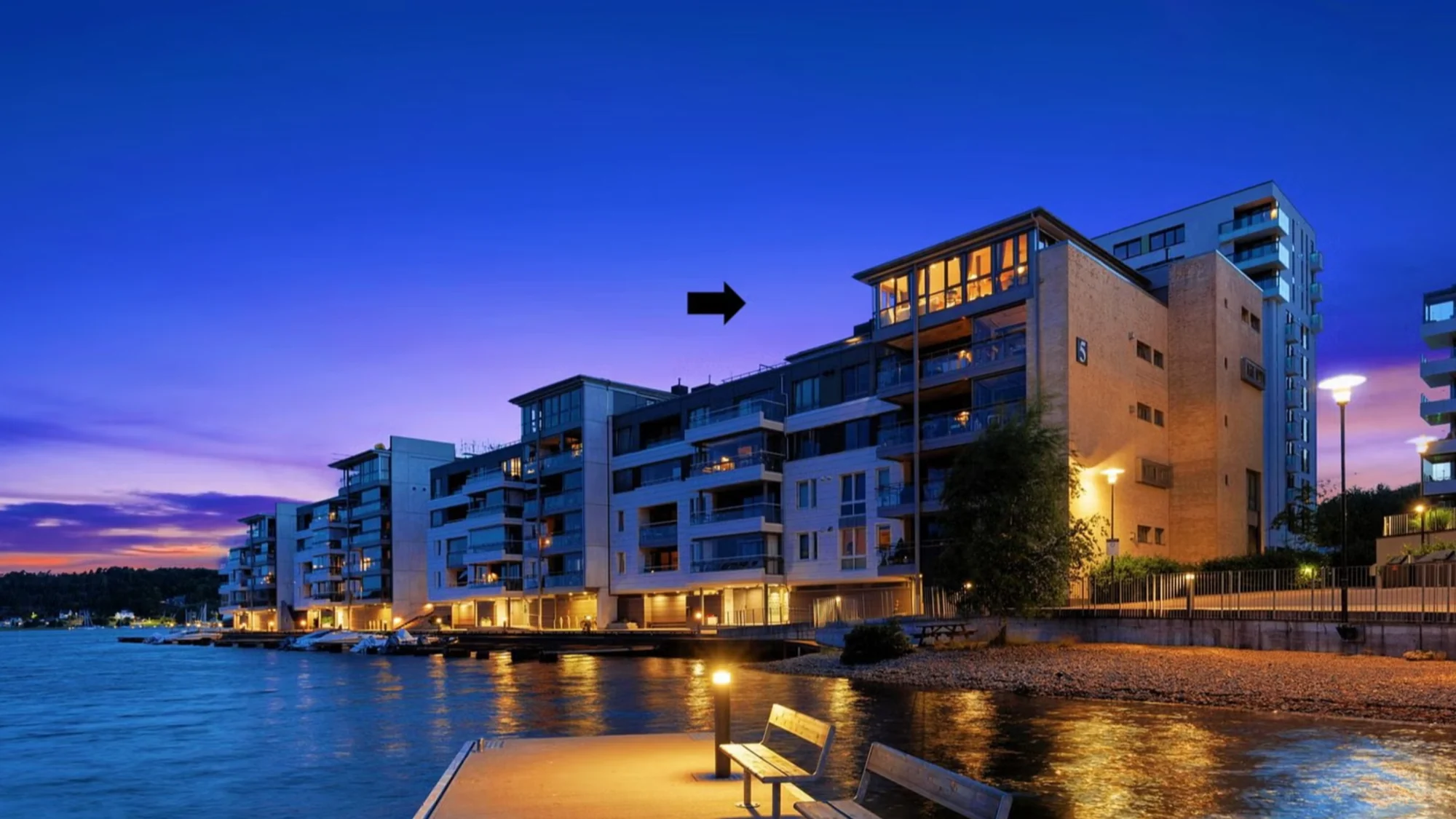 Stor og lekker toppleilighet med sjøen som nærmeste nabo