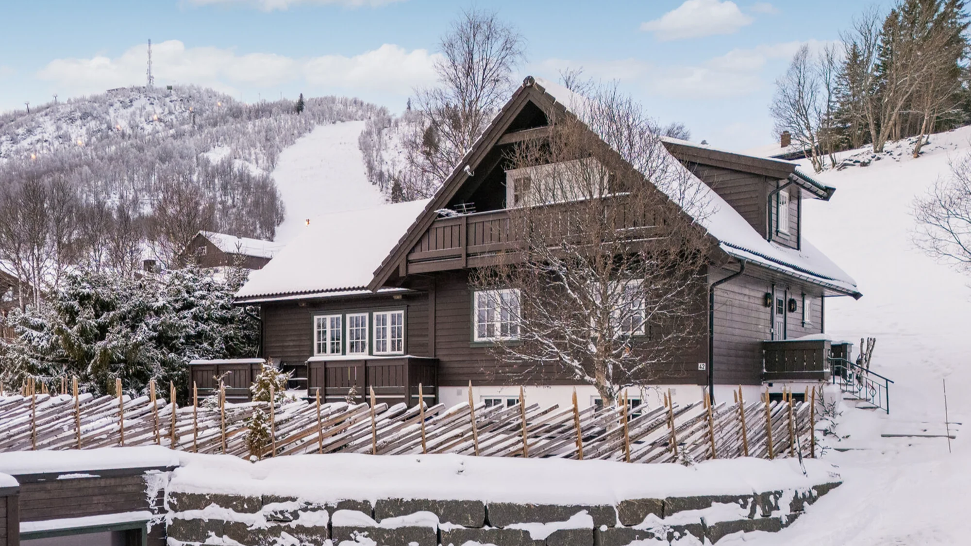 Flott stor hytte med unik usjenert beliggenhet ved alpinbakken