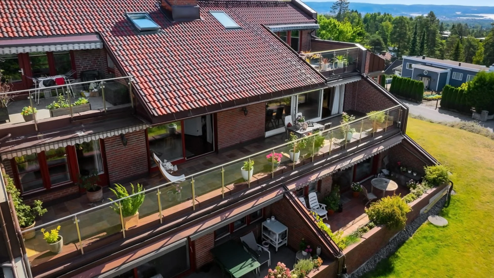 Sjelden mulighet over en hel etasje med solrik terrasse og fjordutsikt.