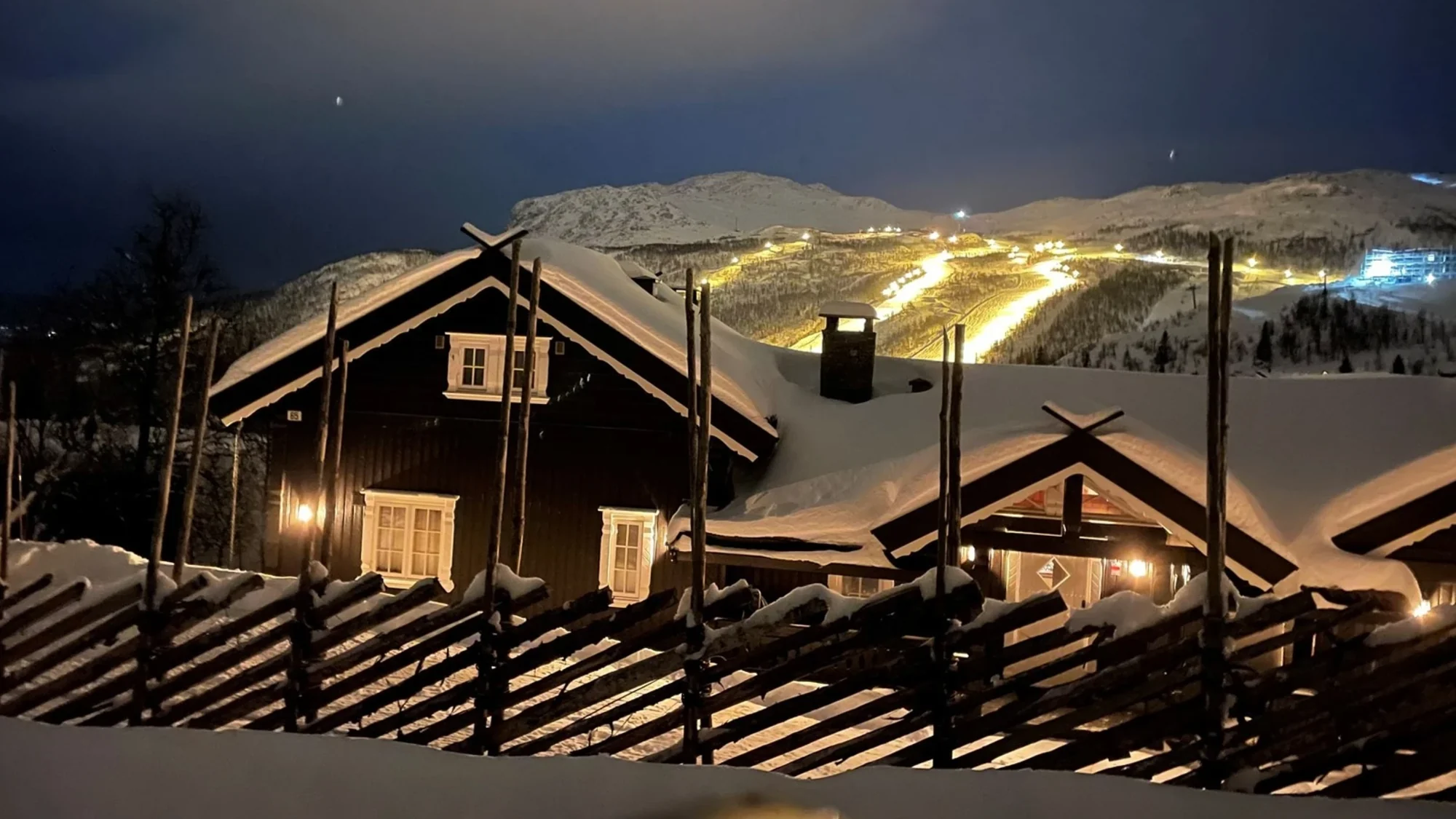 Flott hyttetun med eventyrlig utsikt