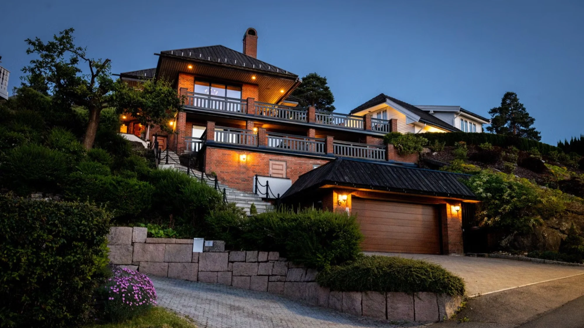 Eksklusiv enebolig med badehus og strandlinje 