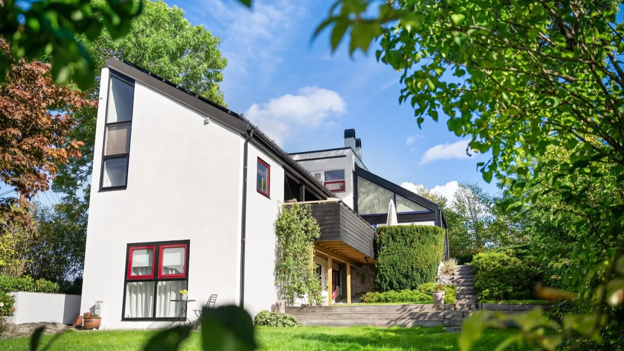 Flott, innholdsrikt funkis med solrike uteplasser og hybel