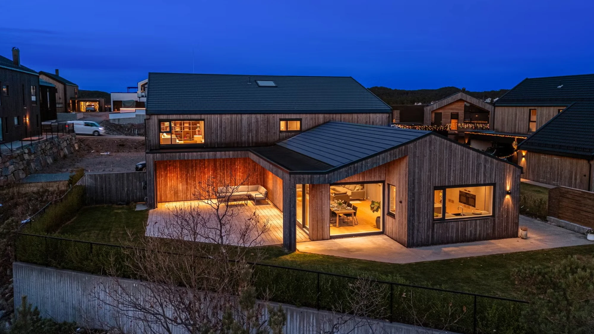 Arkitekttegnet enebolig fra 2022 med utleiedel og dobbel garasje