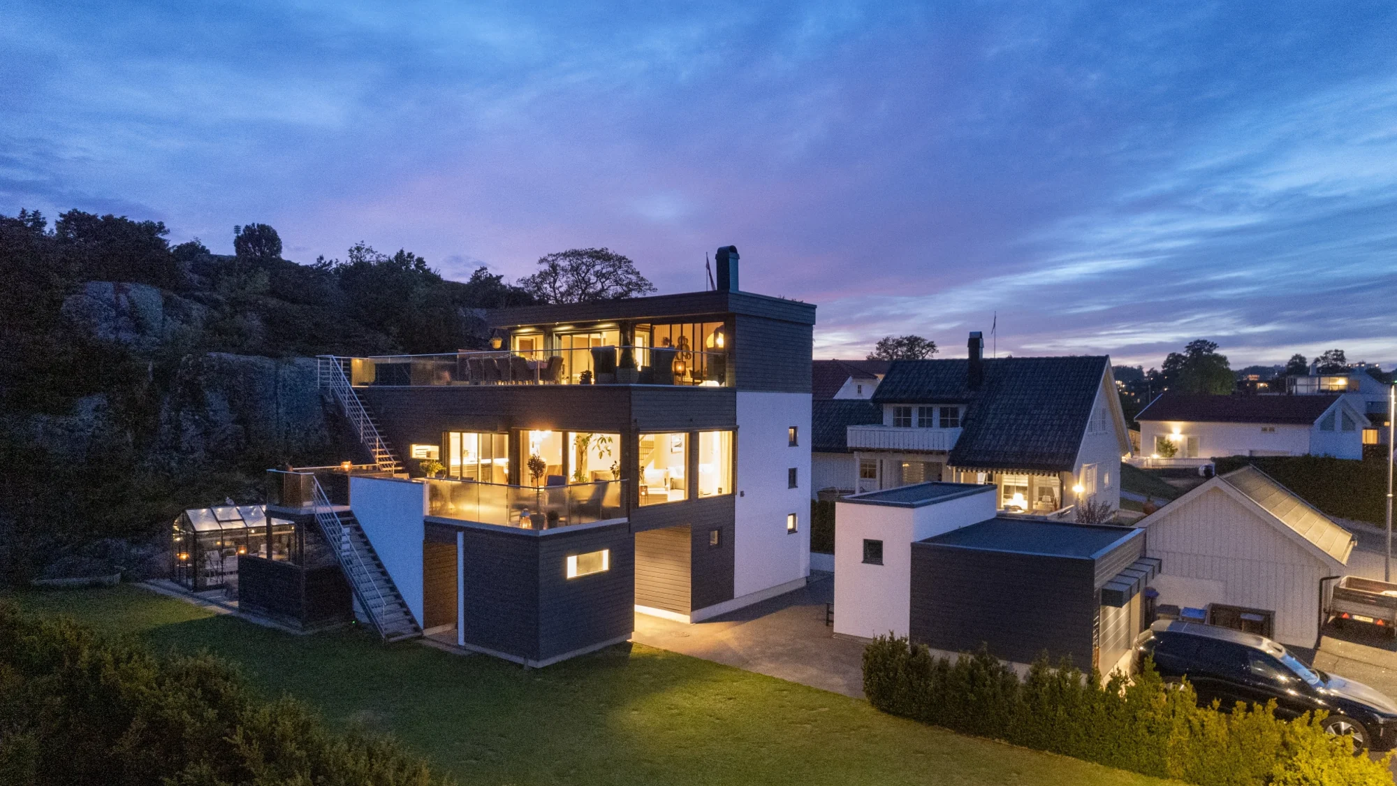 Funkisdrøm m/nydelig utsikt over fjorden og gode solforhold