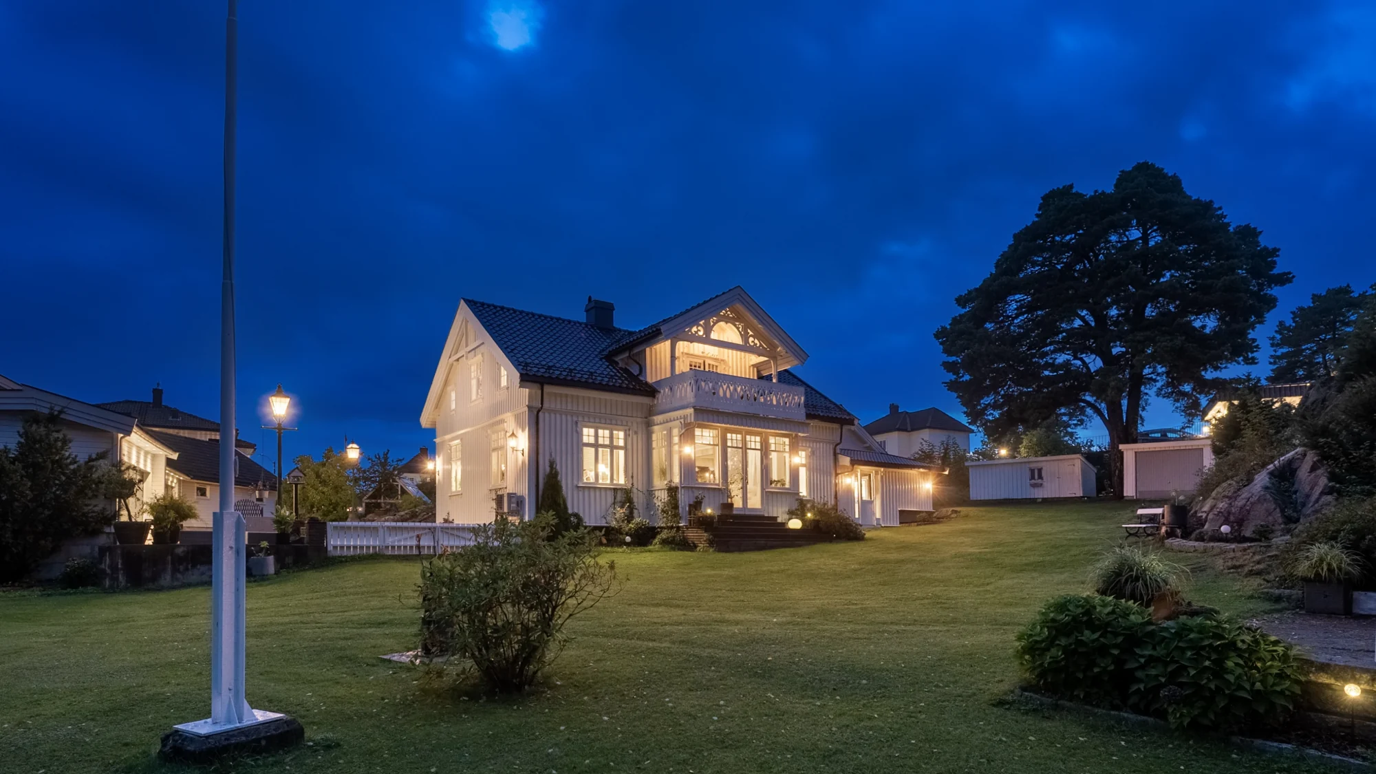 Nyrenovert, herskapelig sveitservilla med praktfull tomt og nydelig fjordutsikt