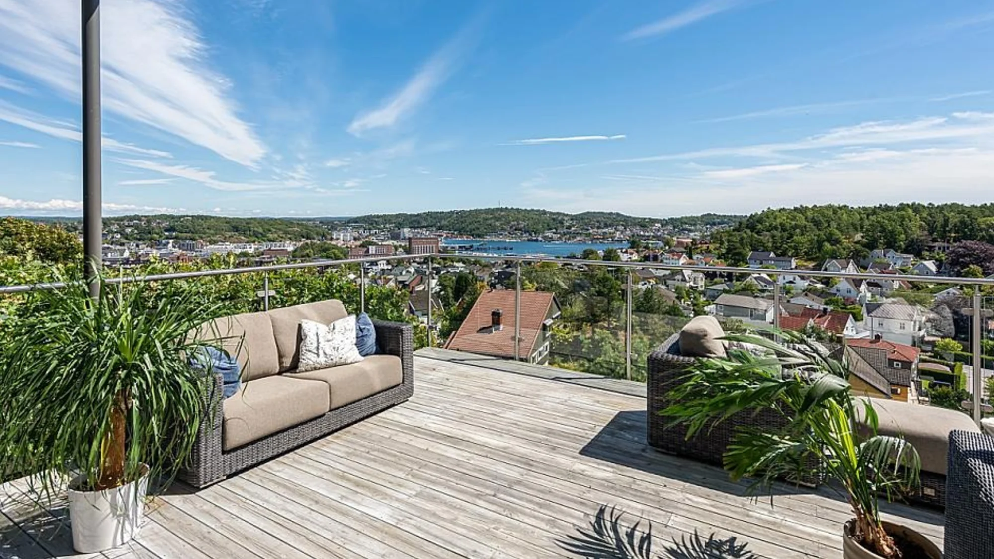 Stor enebolig på byens tak. Storslått panorama! 