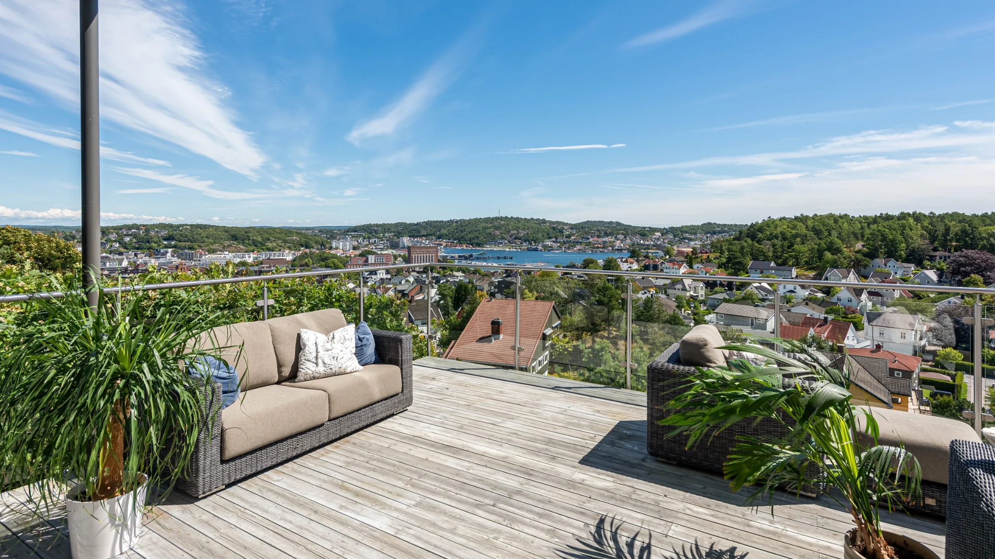 Stor enebolig på byens tak. Storslått panorama! 