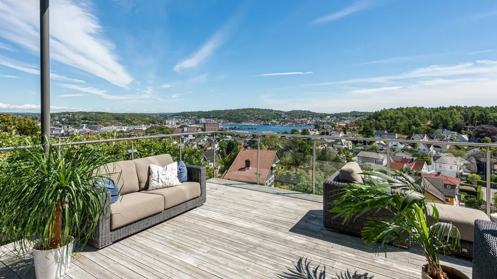 Stor enebolig på byens tak. Storslått panorama! 