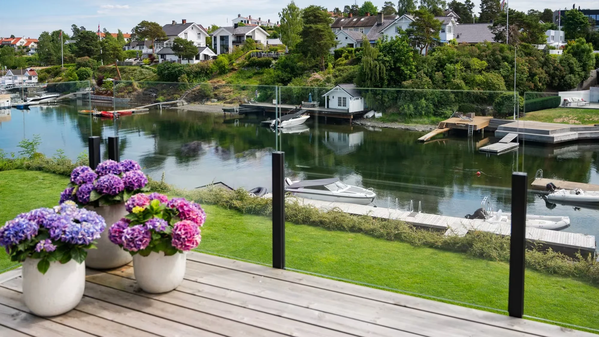 Enebolig i første rekke mot sjøen