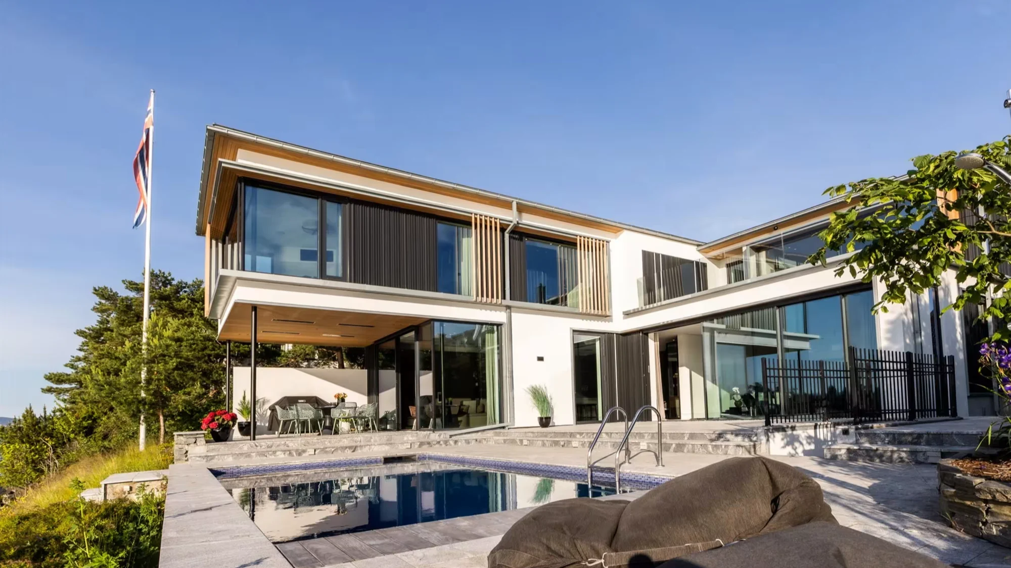 Unik vestvendt bolig i vannkanten 