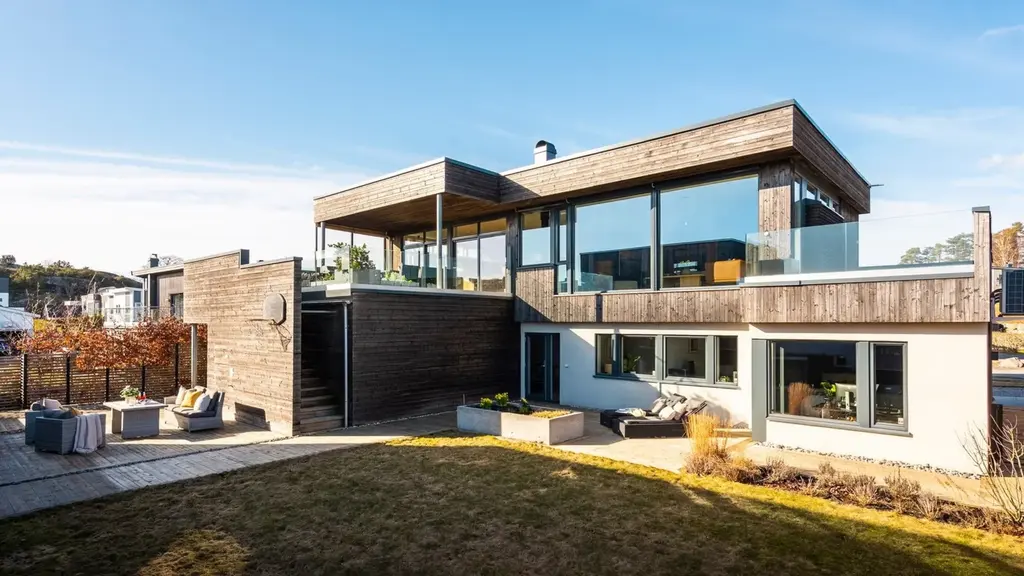 En designers drøm av en villa med nydelig fjordutsikt