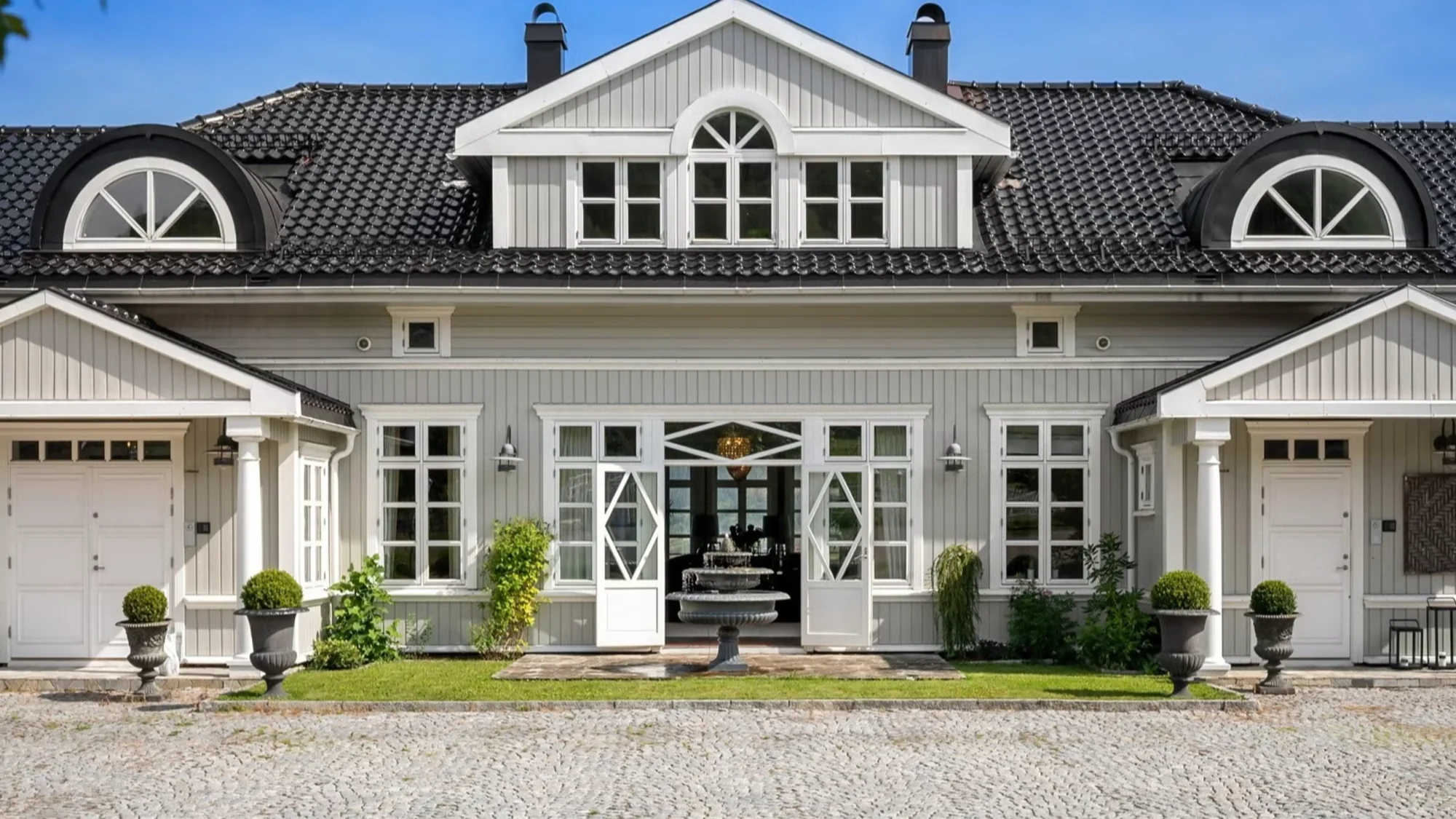 Herskapelig herregård med stort hovedhus, garasje, stall og låve- utsikt utover Lierdalen