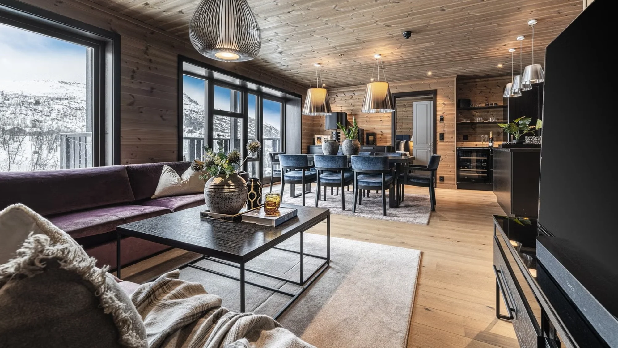 Elegant og innbydende leilighet med store vindusflate