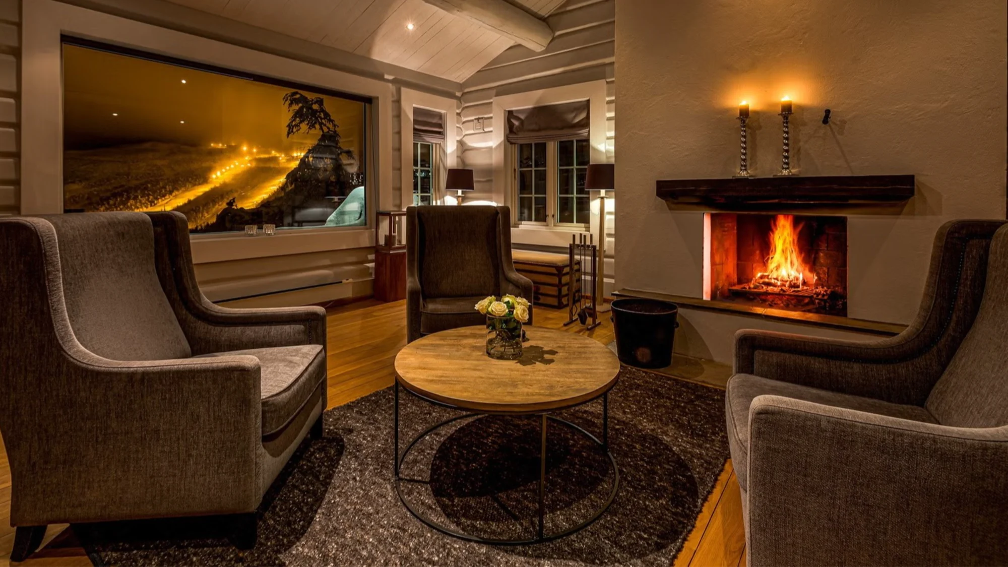 Fantastisk tømmerhytte beliggende på et naturlig høydedrag