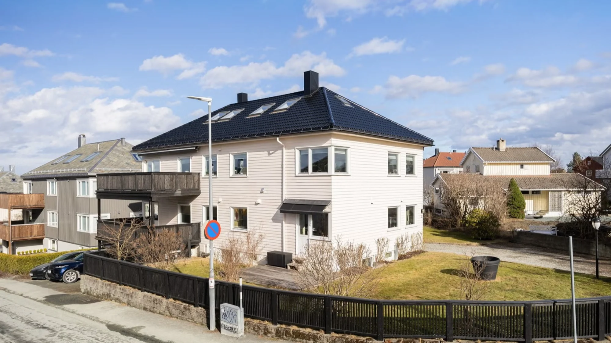 Innholdsrik flermannsbolig på ei utsøkt hjørnetomt