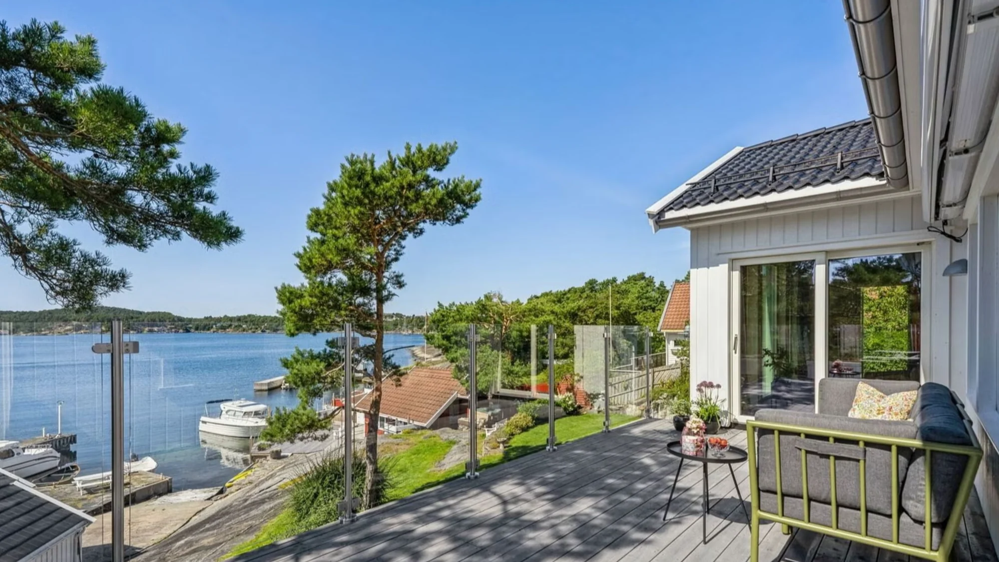 Delikat enebolig med strandlinje og bryggeanlegg med sjøbod