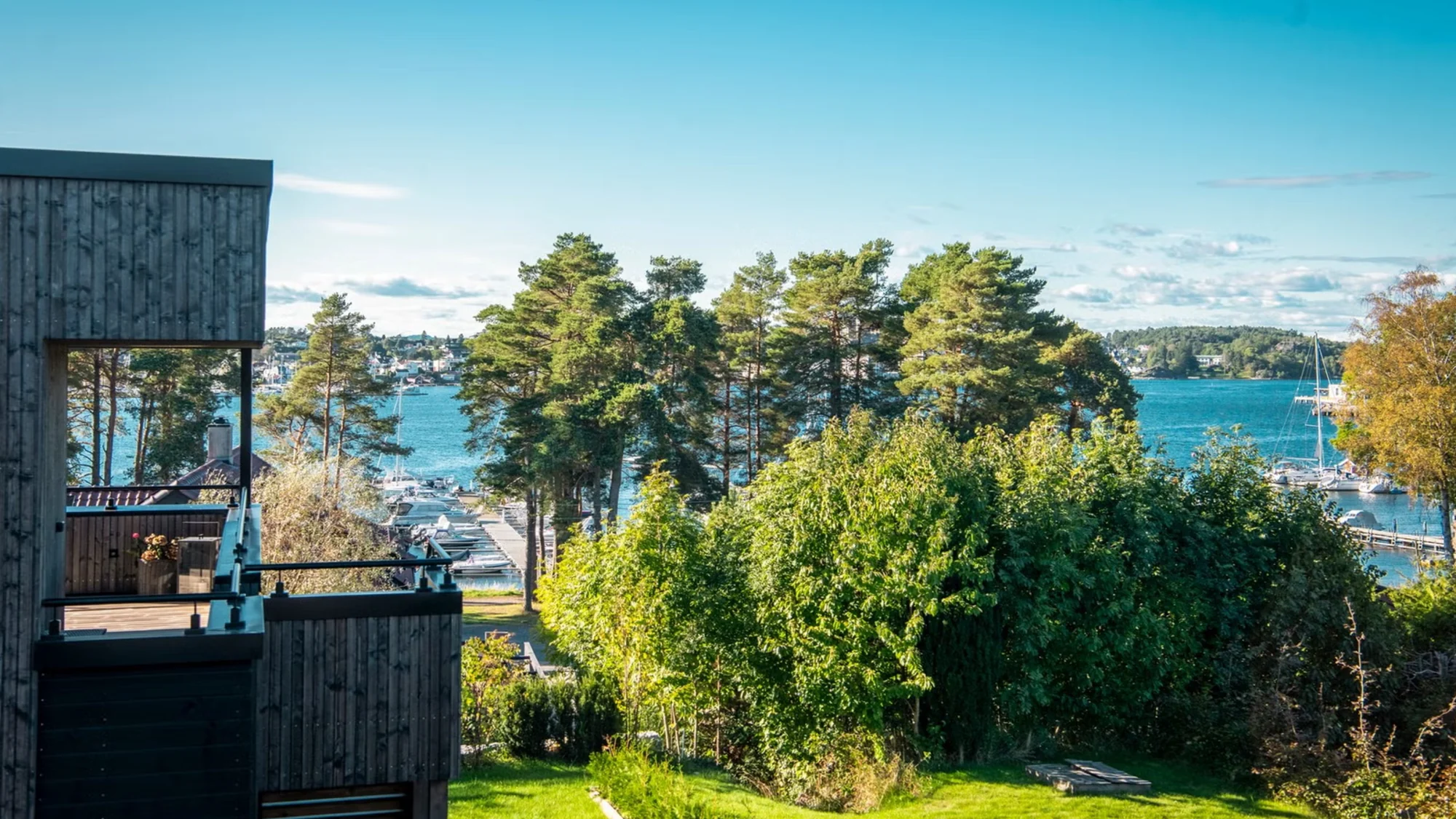 Rålekker vestvendt bolig fra 2022 nær sjøen.