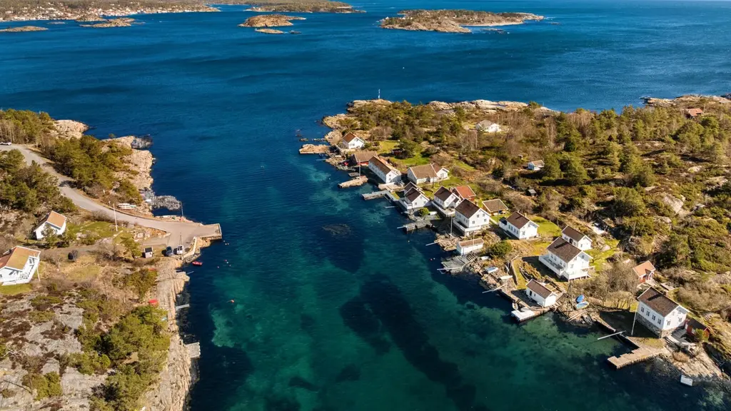 Skipperhus fra 1880 beliggende på Havsøya med strandlinje.