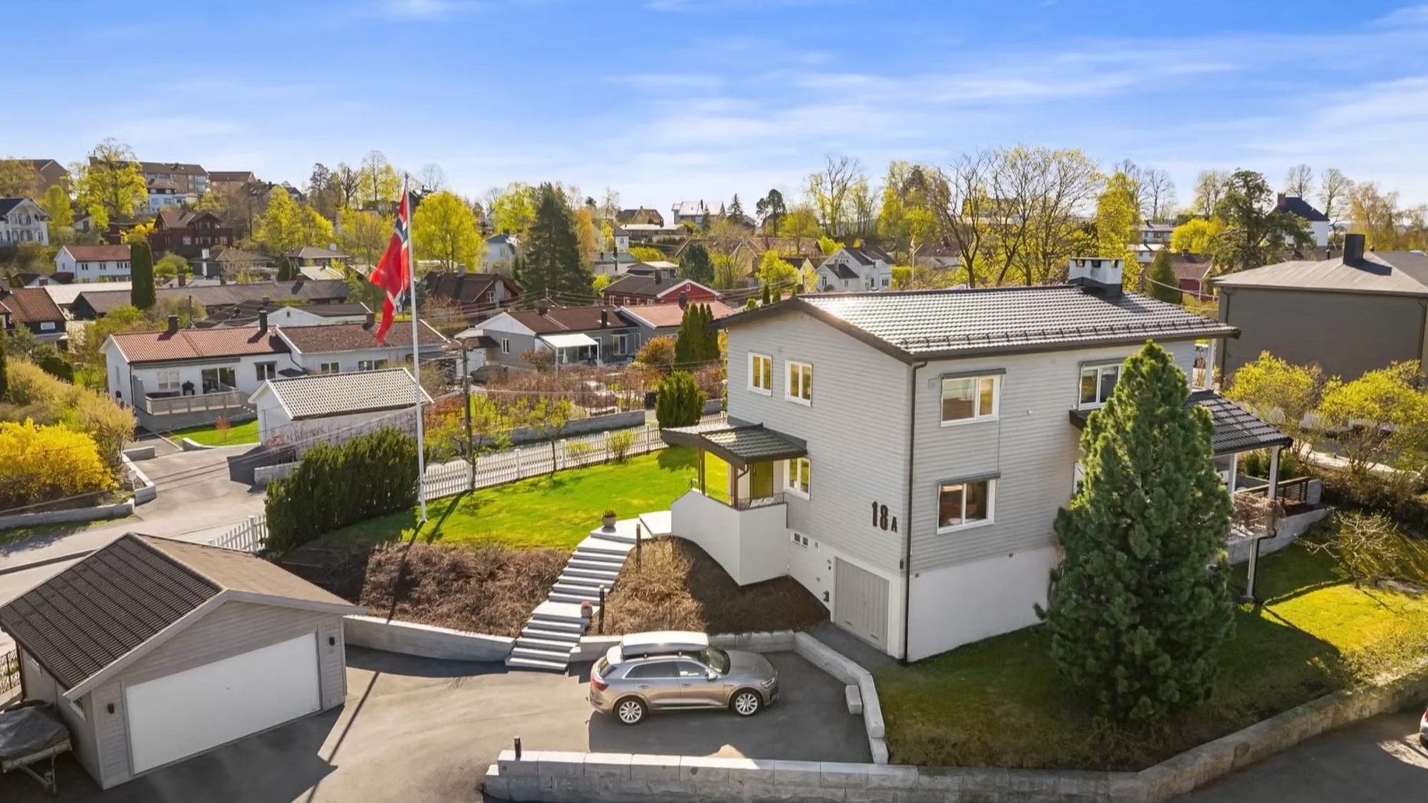 Stor, innholdsrik enebolig på 1 måls tomt.