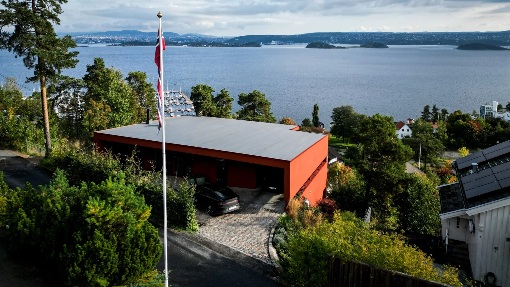 Eksklusiv enebolig med panoramautsikt nær fjorden.