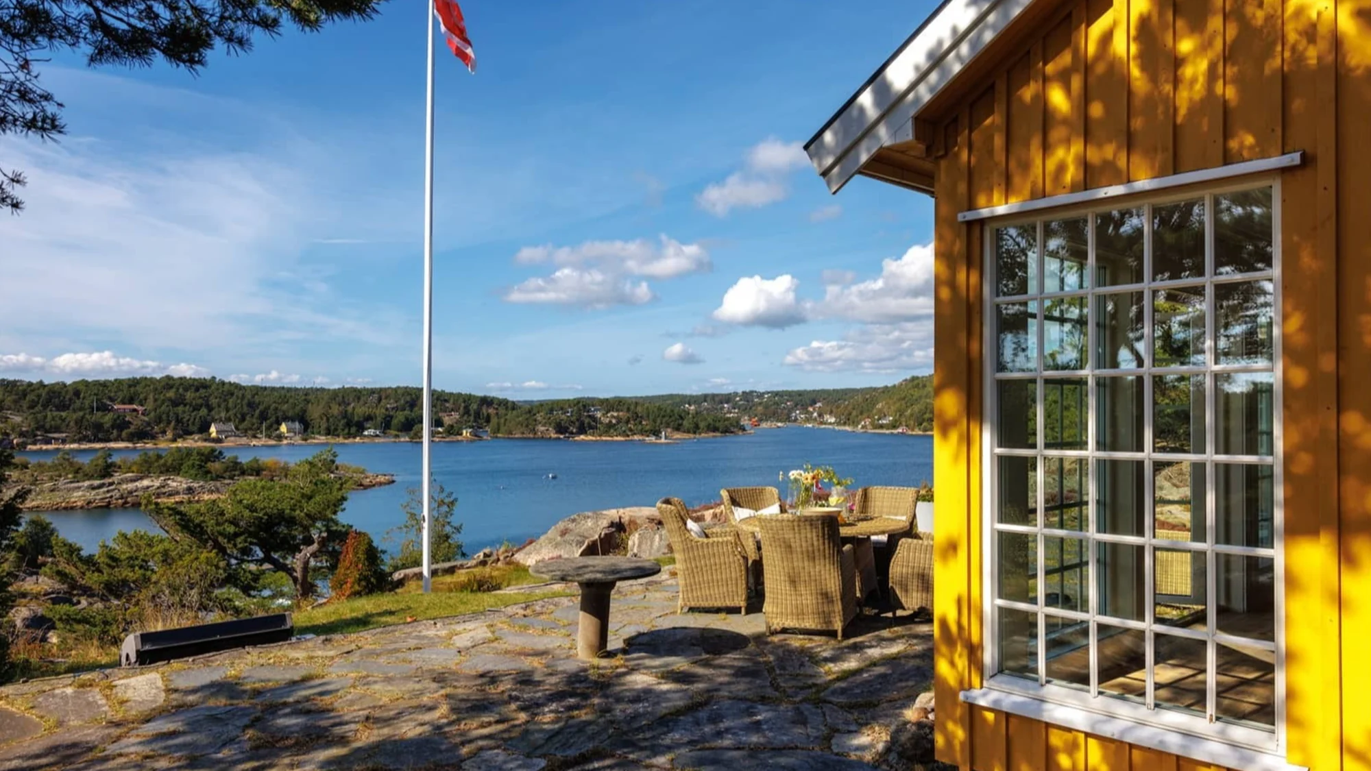 Stor, klassisk feriebolig på stor tomt med brygge og naust