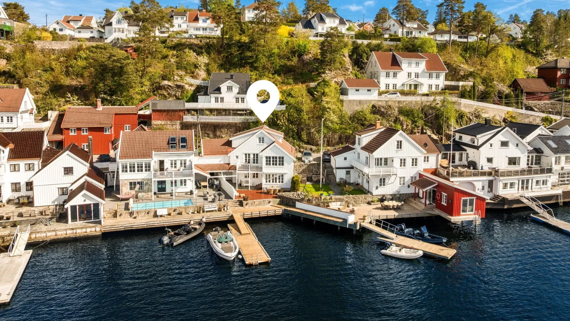 Sørlandsidyll helt i vannkanten med egen bryggefront.