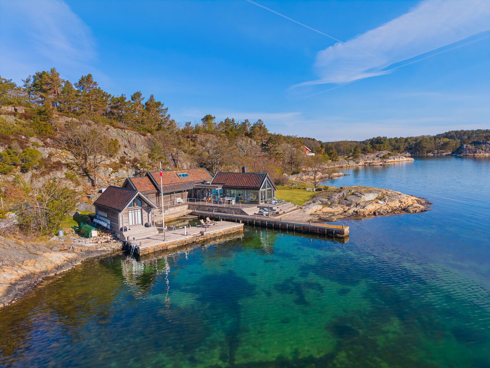  Nydelig landsted med lang strandlinje og stort bryggeanlegg