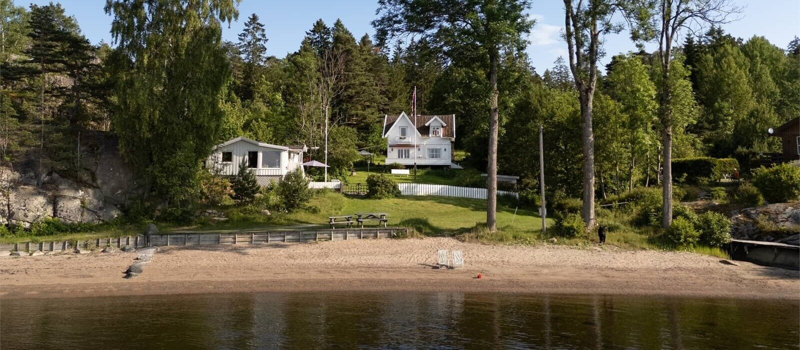 Unik eiendom med strand og båtplasser.