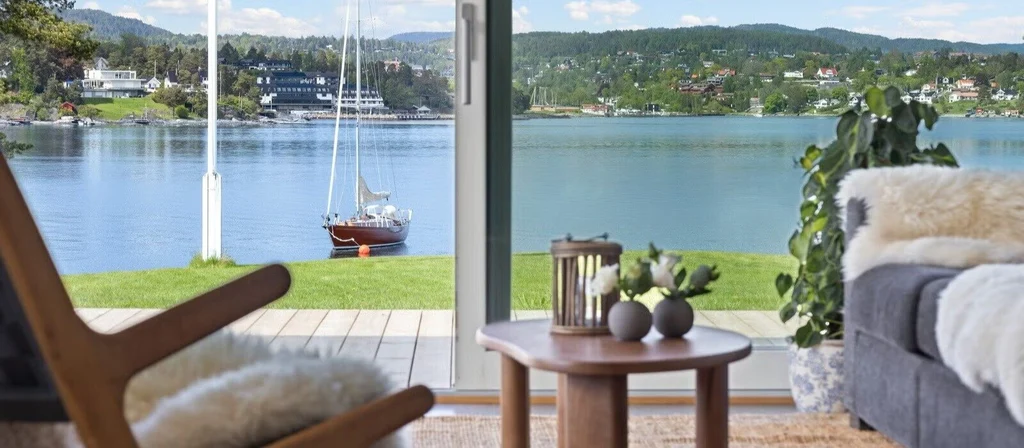 Strandlinje, brygge og nesten 6 mål fantastisk uteområde