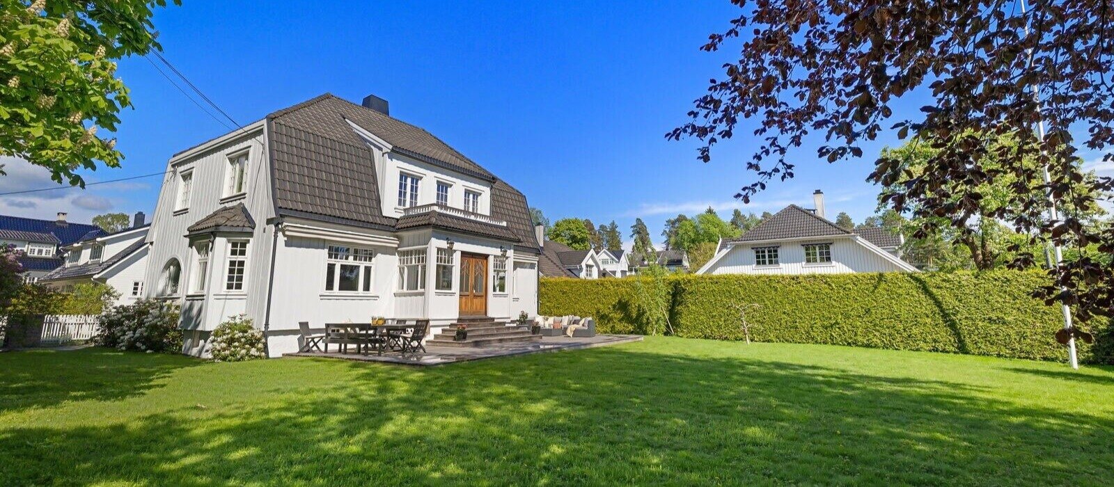 Stor og klassisk villa-eiendom på solrik tomt