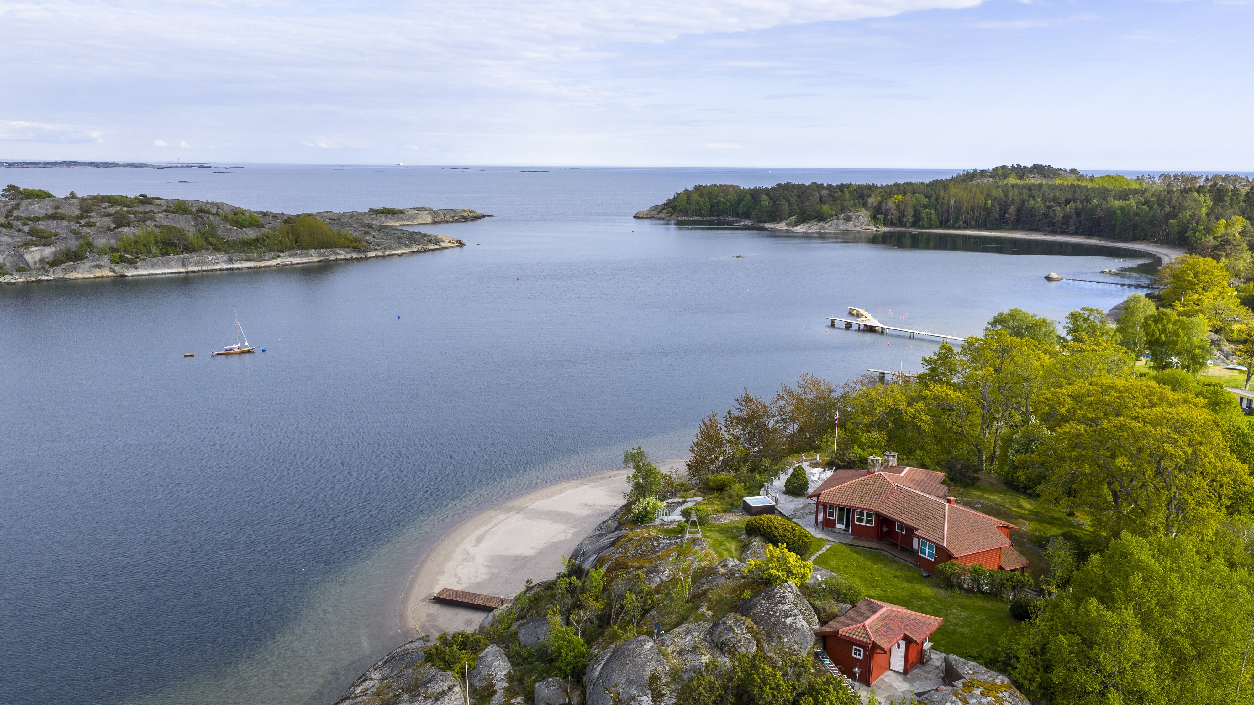 Unikt landsted med panorama sjøutsikt og privat sandstrand