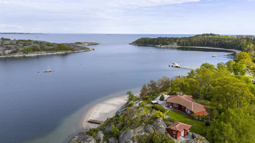 Unikt landsted med panorama sjøutsikt og privat sandstrand